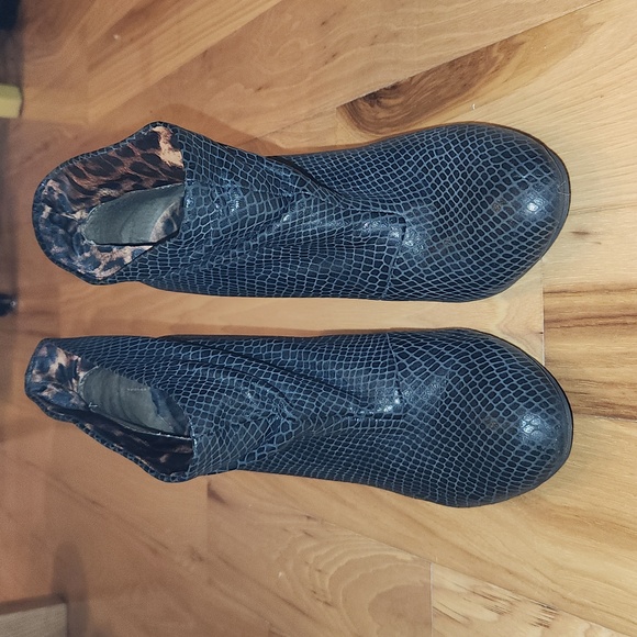 Betsy Johnson black "snakeskin" leather stiletto slouchy booties, 3.75" heel - Picture 5 of 7